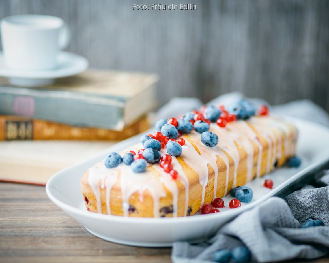 Heller Kastenkuchen mit Heidel- und Johannisbeeren