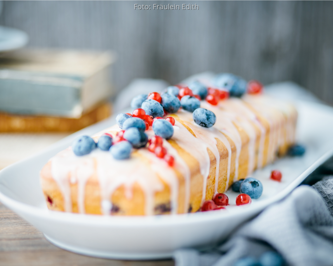 Heller Kastenkuchen mit Heidel- und Johannisbeeren