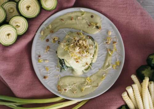 Gericht aus spiralisierten Zucchinis mit einer Alfredo Pasta-Sauce von oben
