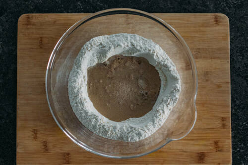 zubereitung schritt 2 vorteig für veganen hefezopf mit mehl in schüssel