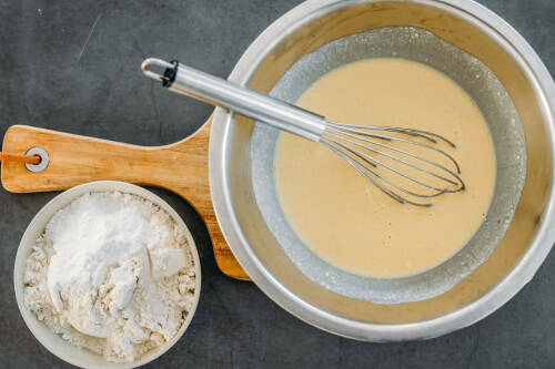 zubereitung schritt 3 mehl mit backpulver vermengt quark milch ei masse für quark öl teig daneben
