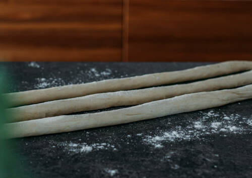 zubereitung schritt 5 teig für veganen hefezopf in rollen formen