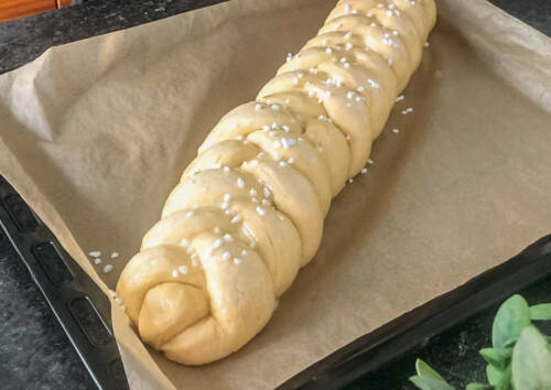 zubereitung schritt 7 veganen hefezopf vor dem backen mit hagelzucker bestreuen und mit haferdrink bestreichen