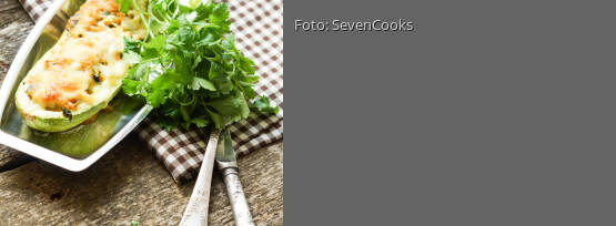 Rezeptbild für "Zucchini mit Gemüse gefüllt und Käse überbacken – vegan"