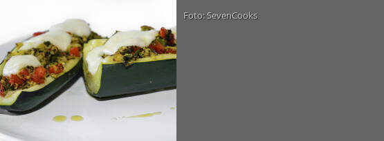 Rezeptbild für "Zucchini mit Gemüse gefüllt und Mozzarella überbacken"
