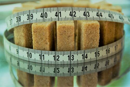 Beim gesunden Abnehmen sollten industrieller Zucker und Weißmehl weitestgehend gemieden werden.