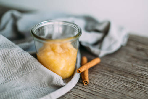 Selbstgemachtes Apfelmus im Glas, ohne zugesetzten Zucker.