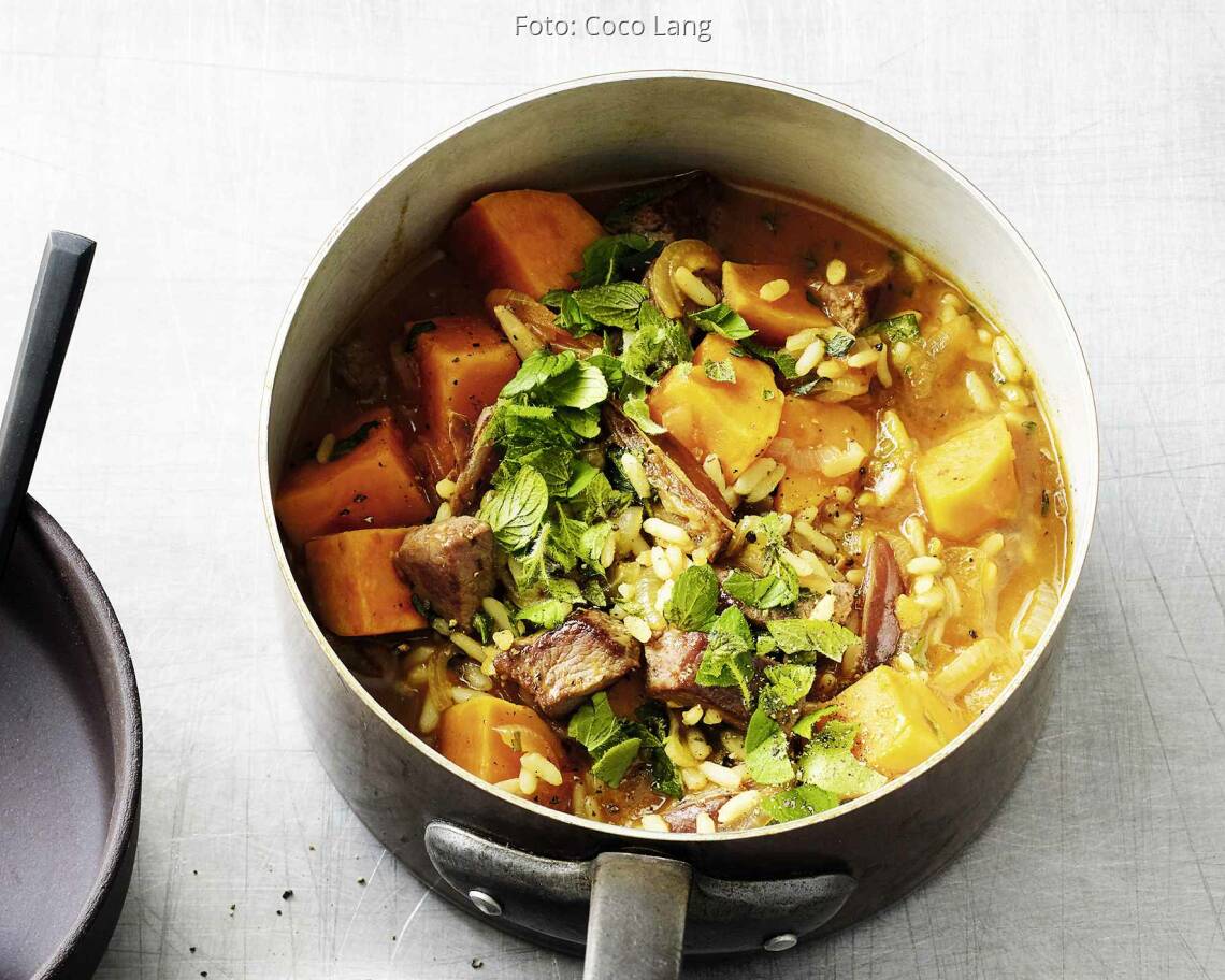 Zwiebel-Lamm-Topf mit Datteln